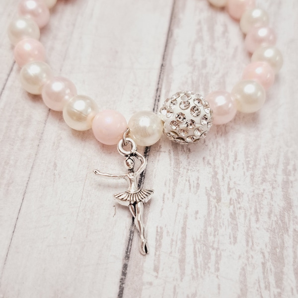 Bracelet de charme de ballerine, cadeau de récital de danse de ballet, cadeau de bijoux de ballerine de perle blanche rose clair pour elle