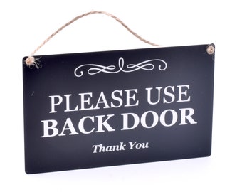 Placa de porta dos fundos: aviso em acrílico gravado em preto e branco (14 x 8,9 cm)