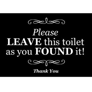 Può includere: Un cartello rettangolare nero con testo bianco. Il testo recita: "Please LEAVE this toilet as you FOUND it!" e "Thank You". Sono presenti decorazioni decorative nella parte superiore e inferiore. Ci sono due piccoli fori per appendere.