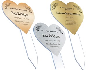 Targa Commemorativa A Forma Di Mano E Cuore D'amore, In Polimero, Personalizzabile Con 2 Righe Di Testo, 23x17 Cm