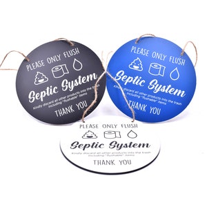 Puede incluir: Tres letreros redondos con fondos negro, blanco y azul. Cada letrero tiene el texto "Por favor, solo descarga el sistema séptico" con un rollo de papel higiénico, un emoji de caca y un icono de gota de agua. El texto debajo del texto principal dice "Deseche amablemente todos los demás productos en la basura, incluidos los artículos "descargables". Gracias."