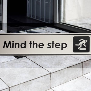 Mind The Step zelfklevend deurbord in metallic kleur voor bedrijven, restaurants, bars, hotels, scholen en cafés. Stevig materiaal, duurzaam