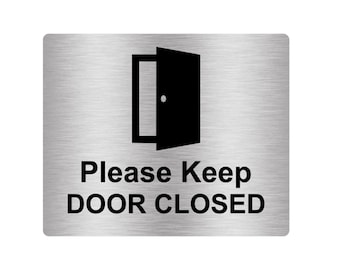 Please Keep Door Closed Sign: Silver Metallic Acrylic Adhesive Notice (12cm x 10cm)