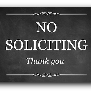 Puede incluir: Un letrero en blanco y negro con el texto "NO SOLICITING" y "Thank you" sobre un fondo negro.