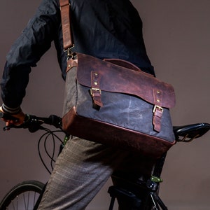 Un sac cartable pour homme en toile cirée, fait main par de vrais artisans