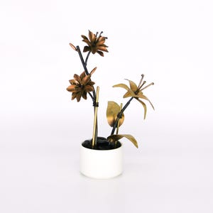 Composizione floreale in fiore e giglio in ottone e metallo rame Versione 1