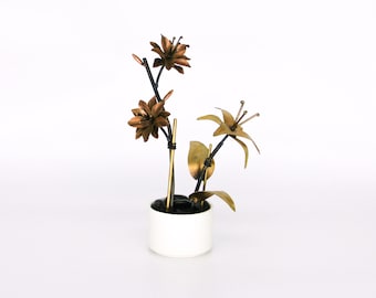 Arreglo floral Blossom and Lily, versión flor de metal de latón y cobre 1