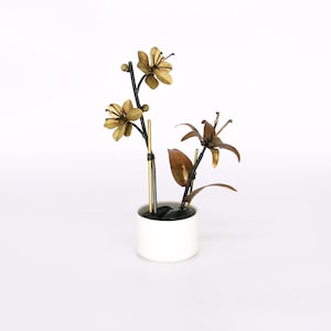 Composizione floreale in fiore e giglio in ottone e metallo rame
