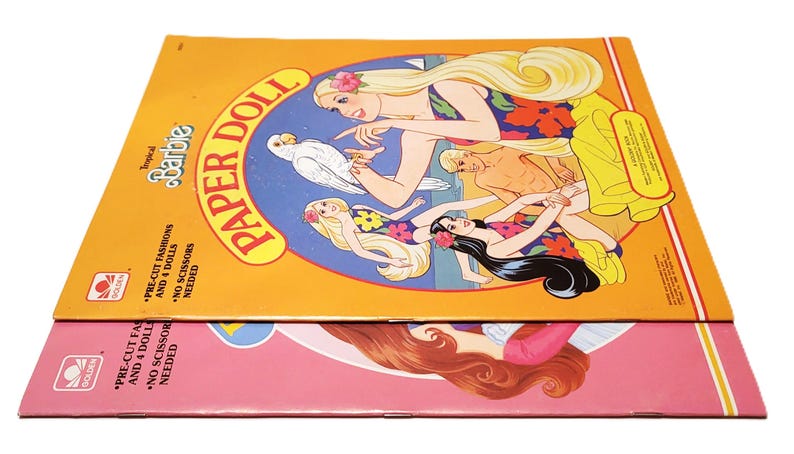 Pode incluir: Dois conjuntos de bonecas de papel Barbie vintage. O conjunto superior apresenta um tema tropical com ilustra&ccedil;&otilde;es da Barbie e amigos, um papagaio e as palavras "PAPER DOLL". O conjunto inferior &eacute; rosa com uma ilustra&ccedil;&atilde;o da Barbie.