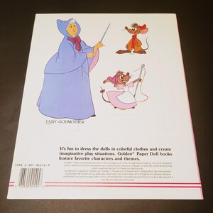 Pode incluir: Contra capa de um livro Golden Paper Doll com ilustra&ccedil;&otilde;es da Fada Madrinha e personagens de ratos. O texto diz: "&Eacute; divertido vestir as bonecas com roupas coloridas e criar situa&ccedil;&otilde;es de brincadeira imaginativas."