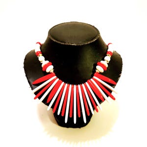 Collier plastron vintage en lucite, gros bijoux rouges et blancs NOS
