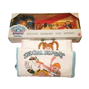Peut inclure: Un ensemble de collection Cabbage Patch Kids OlympiKids Special Edition vintage. La boîte présente des figurines miniatures pour l'athlétisme, l'haltérophilie, le tennis et la gymnastique. En dessous, une serviette blanche avec une bordure bleue et l'inscription "SPECIAL DELIVERY".