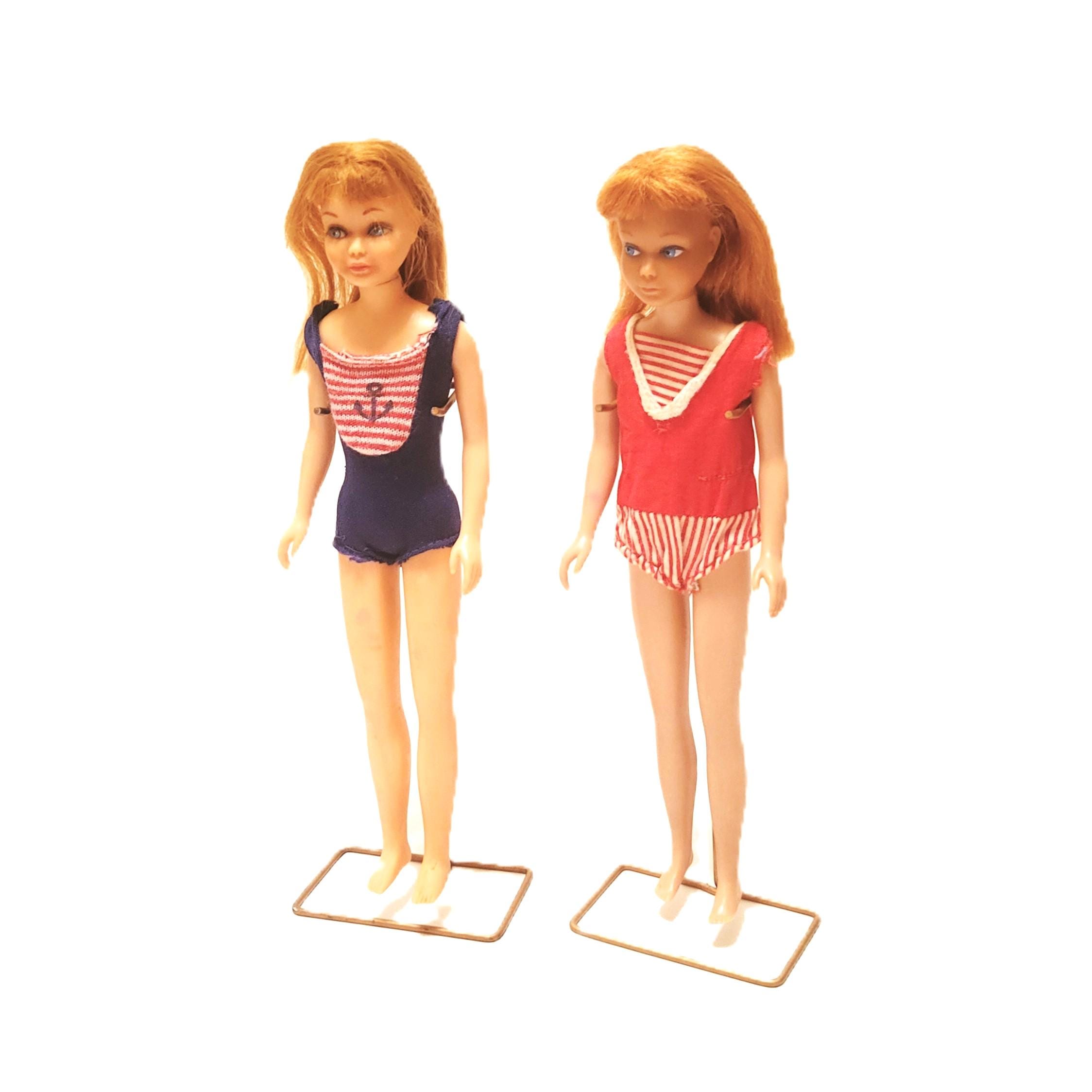 Mallette Vintage Mattel Barbie Skipper 1964 – Bleue Avec Poupée Et Plein De Tenues (environ 13 Pièces)