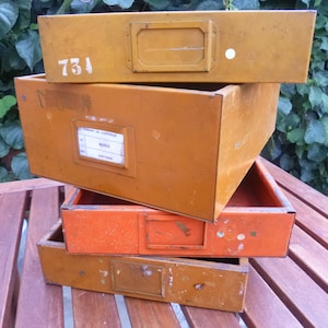 Grandes cajones de almacenamiento de metal industriales vintage - Amplia variedad de alturas y diferentes colores - Muebles de metal años 60 - 70