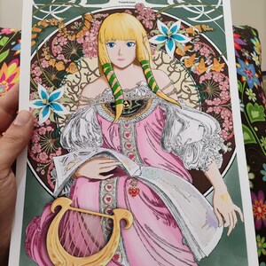 Puede incluir: Una impresi&oacute;n con una ilustraci&oacute;n estilizada de Zelda de la serie de videojuegos. La obra de arte muestra a Zelda con un vestido rosa con detalles florales y de estilo Art Nouveau, un arpa dorada y el nombre "Zelda" en la parte superior.
