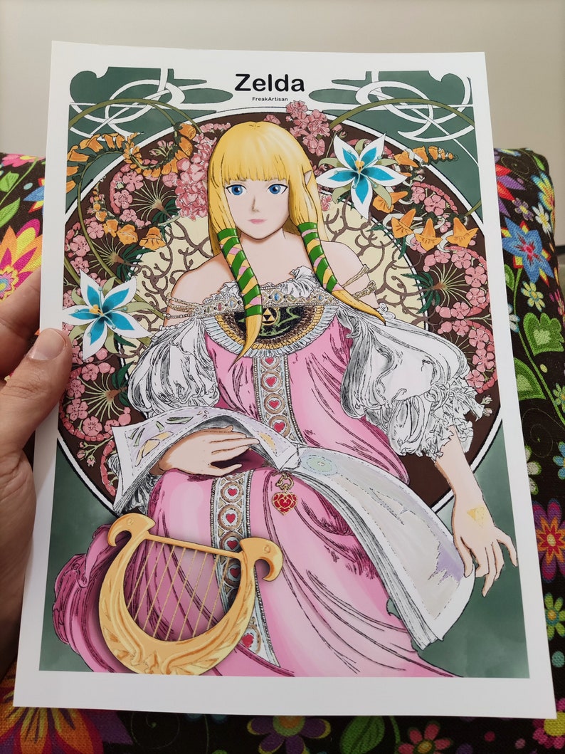 Puede incluir: Una impresi&oacute;n con una ilustraci&oacute;n estilizada de Zelda de la serie de videojuegos. La obra de arte muestra a Zelda con un vestido rosa con detalles florales y de estilo Art Nouveau, un arpa dorada y el nombre "Zelda" en la parte superior.