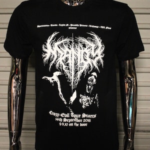 Könnte beinhalten: Schwarzes T-Shirt mit einem weißen Aufdruck einer Band namens "Wretched" mit dem Text "Crazy Evil Tour Starts 14th September 2018 9,10 € an der Tür".
