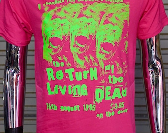 Pink und UV Grün Die Rückkehr Der lebenden Toten DIY Punk Flyer T-Shirt