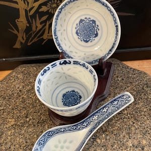Vintage Jingdezhen Rice Grain Porcelain Cup Set: Blue & White Longevity Design