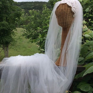 Vintage Hand Made Extra Long Tulle Train Veil/Cathedral Veil/White Floral Lace Appliqué Bridal Cap/Juliet Cap Veil/6 Ft Long/Retro/Bohemian