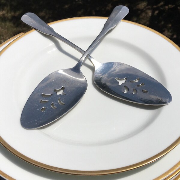 Vintage Set of 2 Oneida Distinction Deluxe HH Stainless Pierced Cake Pie Servers 8-3/4”