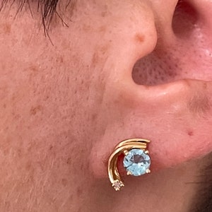 Vintage Estate 14K Yellow Gold Blue Topaz and Diamond Earrings/Diamond Studs/Gold Stud Earrings/Blue Topaz/Gemstone Jewelry