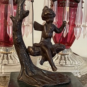 Vintage Auguste Moreau signierte Bronzeskulptur / Fee auf Baumschaukelstatue / Engel / Cherub / Marmorsockel / französische Bronzestatuette / Gelenk / 6 ”