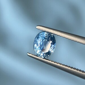 Zafiro azul bebé natural de 0,84 ct: ideal para un anillo de compromiso personalizado o un regalo de compromiso