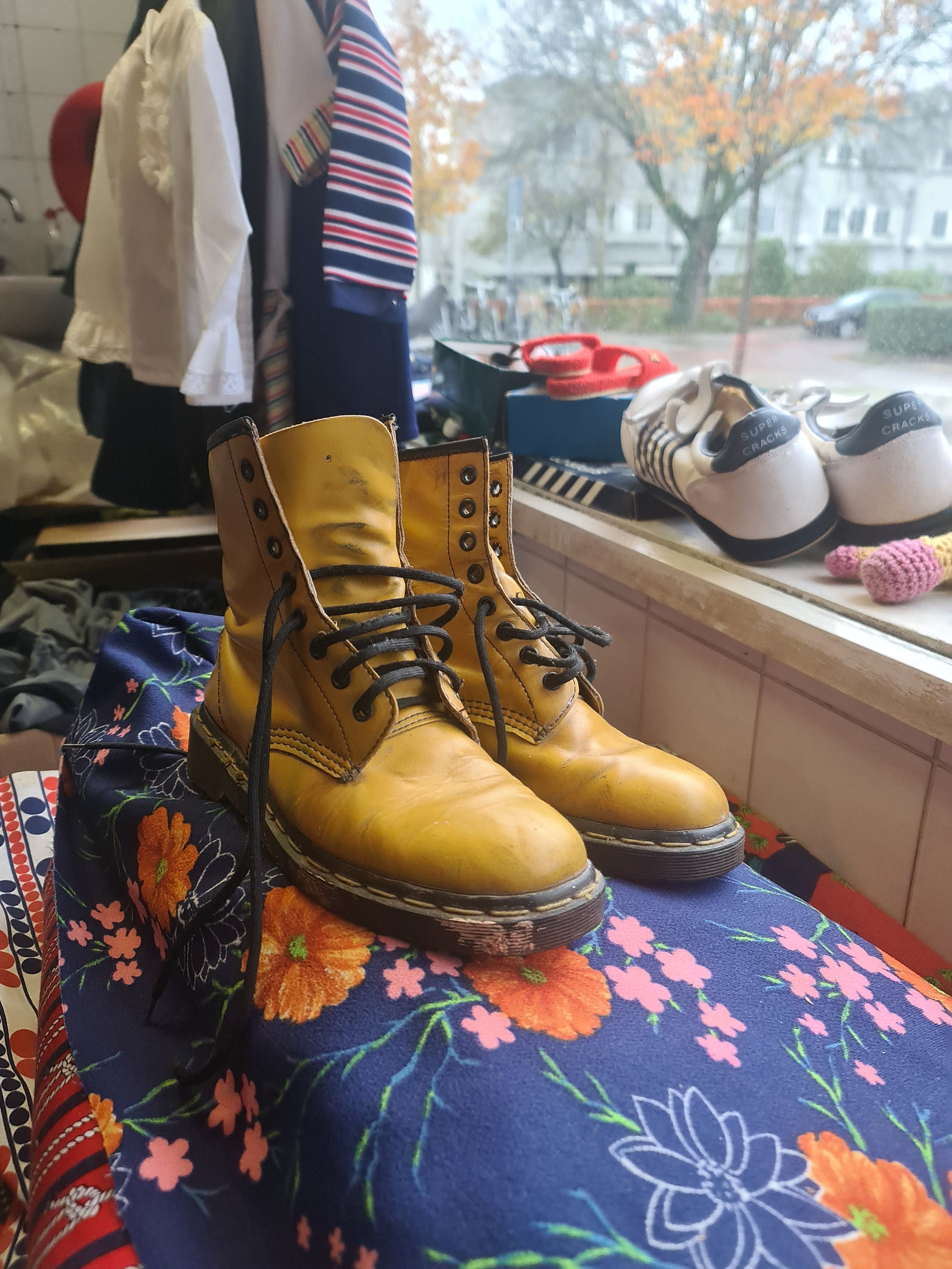 Dr Martens vintage 80s made in England distressed yellow