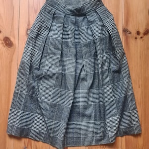 Robe Evan Picone Noire Taille 4 – Manches Courtes, Stretch, Froncé
