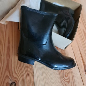 Vintage deadstock rainboots 1970s Hevea made in Holland Kids size 30 black and 31 white image 1