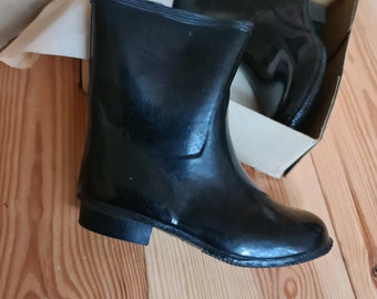 Vintage deadstock rainboots 1970s Hevea made in Holland Kids size 30 (black) and 31 (white)