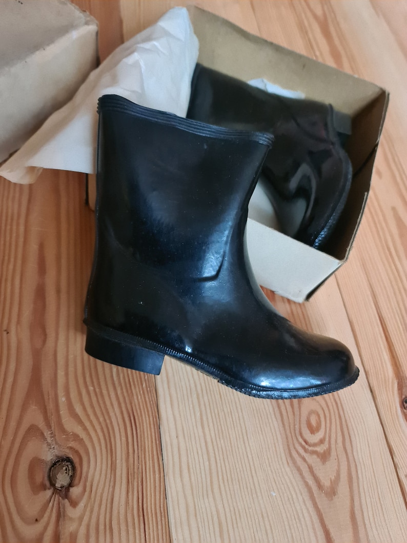 Vintage deadstock rainboots 1970s Hevea made in Holland Kids size 30 black and 31 white image 1