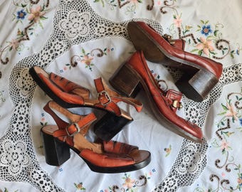 VINTAGE 1970s GREEN Suede Shoes With Fringe and Heels by  display picture 2