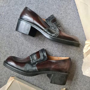Zapatos vintage de cuero de stock muerto. Tacón cuadrado sin estrenar.