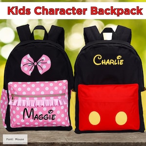 Puede incluir: Dos mochilas negras para niños. Una presenta un lazo rosa con lunares blancos y el nombre "Maggie". La otra tiene el nombre "Charlie" en amarillo. Ambas tienen un bolsillo frontal y correas ajustables. El texto "Kids Character Backpack" está en la parte superior.