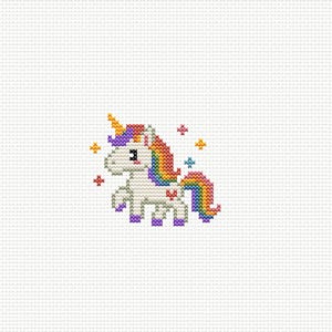 Puede incluir: Un patr&oacute;n de punto de cruz que muestra un unicornio blanco con crin y cola de colores del arco&iacute;ris, un cuerno amarillo y cascos morados. El dise&ntilde;o incluye un peque&ntilde;o coraz&oacute;n rojo en el flanco del unicornio y varios acentos de estrellas.