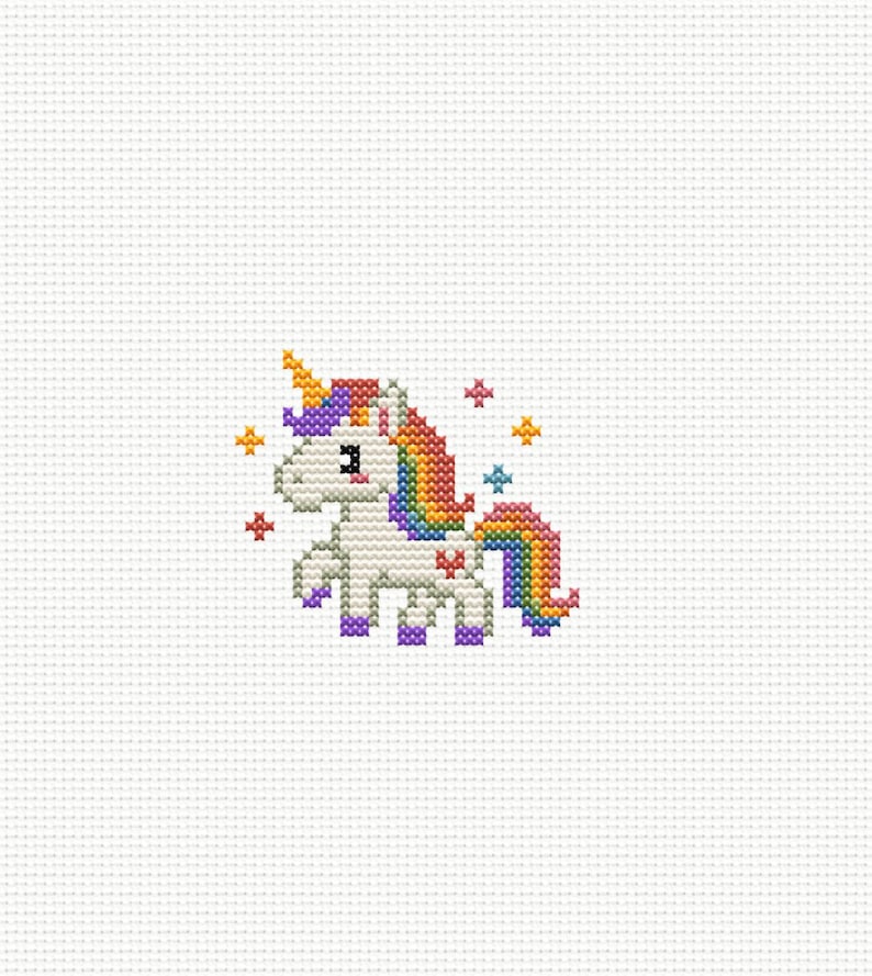 Puede incluir: Un patr&oacute;n de punto de cruz que muestra un unicornio blanco con crin y cola de colores del arco&iacute;ris, un cuerno amarillo y cascos morados. El dise&ntilde;o incluye un peque&ntilde;o coraz&oacute;n rojo en el flanco del unicornio y varios acentos de estrellas.