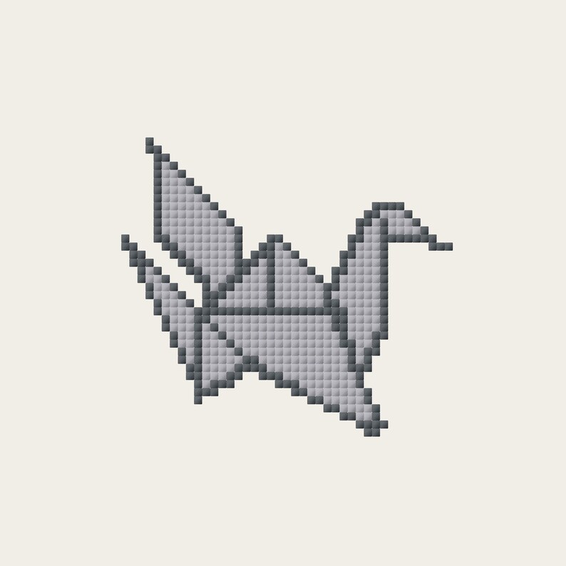 Op de afbeelding: Een illustratie in pixel-artstijl van een origami-kraanvogel in tinten licht- en donkergrijs. De vogel is afgebeeld in zijaanzicht met geometrische vleugels, een puntige staart en een lange nek, allemaal opgebouwd uit een raster van vierkantjes.