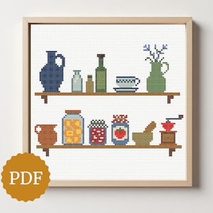Op de afbeelding: Kruissteekpatroon van keukenkasten met diverse items. De bovenste plank toont een blauwe vaas, flessen, een kopje en een vaas met bloemen. De onderste plank heeft potten, een vijzel en stamper en een koffiemolen. Het PDF-logo is zichtbaar.