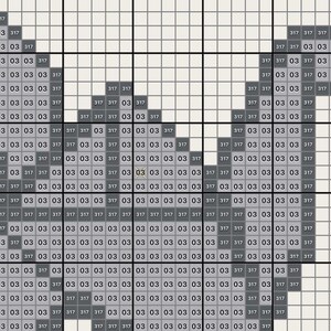 Op de afbeelding: Een kruissteekpatroon met een raster van witte vierkanten met de cijfers 03 en 317. De cijfers zijn gerangschikt om een vorm te cre&euml;ren met donkergrijze en lichtgrijze blokken, gescheiden door dikke zwarte rasterlijnen voor organisatie.