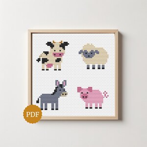 Peut inclure: Un motif de point de croix représentant quatre animaux de ferme : une vache noire et blanche, un mouton beige, un âne gris et un cochon rose. Le motif est présenté dans un cadre en bois clair, avec un badge doré circulaire portant le texte PDF.