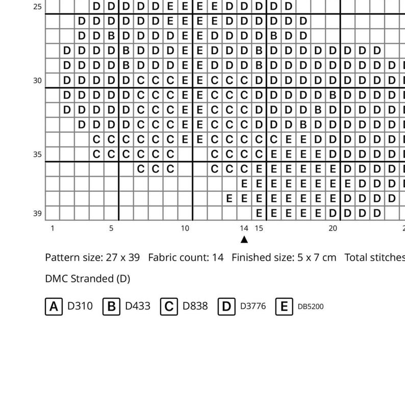 K&ouml;nnte beinhalten: Ein Kreuzstichmuster-Diagramm mit einem Gitter, in dem die Buchstaben D, E, B und C bestimmte Farben darstellen. Die Legende listet DMC-Fadencodes auf: A D310, B D433, C D838, D D3776 und E DB5200. Mustergr&ouml;&szlig;e 27 mal 39, Endgr&ouml;&szlig;e 5 mal 7 cm.