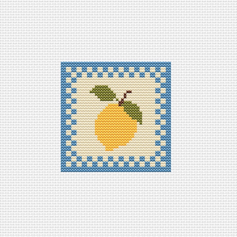 Puede incluir: Dise&ntilde;o de punto de cruz con un lim&oacute;n amarillo con hojas verdes y un tallo marr&oacute;n. El lim&oacute;n est&aacute; centrado en un cuadrado crema, enmarcado por un borde a cuadros azul y blanco. El fondo es blanco.