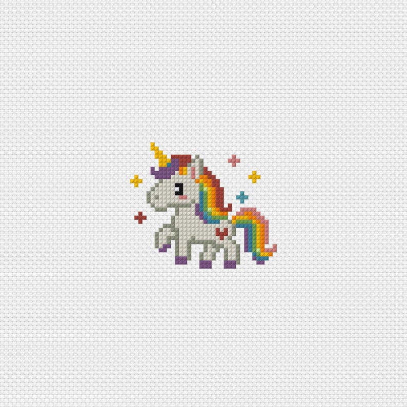 Puede incluir: Un patr&oacute;n de punto de cruz en pixel art de un unicornio blanco con crin y cola de arco&iacute;ris, un cuerno amarillo y un peque&ntilde;o coraz&oacute;n rojo en el flanco. El unicornio est&aacute; rodeado por varias estrellas peque&ntilde;as de cuatro puntas de colores.