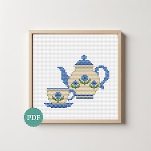 ティーポットのクロスステッチパターン｜ヴィンテージティーセットの刺繍デザイン｜青い花柄の陶器製キッチン装飾｜お茶好きへのギフト