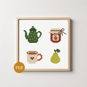 Könnte beinhalten: Ein Kreuzstichmuster in einem hellen Holzrahmen mit vier Motiven: eine grüne Teekanne mit Punkten, ein Glas Orangenmarmelade mit gebundenem Deckel, eine cremefarbene Tasse mit einem kleinen roten Herz und eine grüne Birne. Ein goldenes PDF-Symbol ist sichtbar.