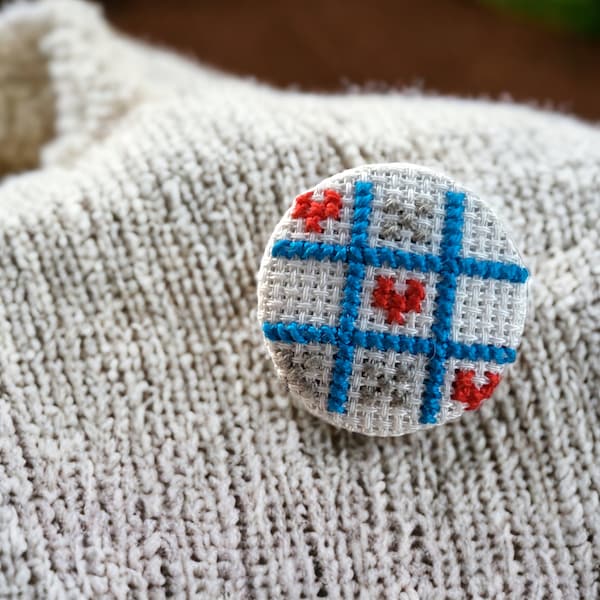 Tic Tac Toe vriendschap broche, Cross Stitch XOX, hartvormige Valentijnscadeau, mini borduurwerk ontwerp, vintage game fan cadeau, retro stijl