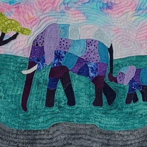 Puede incluir: Una colcha de retazos que representa dos elefantes caminando por un campo verde. El elefante más grande es morado, azul y blanco, mientras que el más pequeño es morado y azul. El fondo es un cielo rosa y azul con un árbol verde.