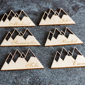 Etiquetas de madera rústicas para nombres de bodas en la montaña - Tarjetas de lugar personalizadas - Recuerdos de decoración de mesa de destino